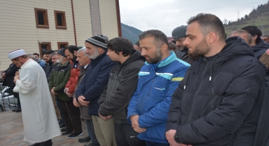 Çaykara'da duvardan düşerek ölen kişinin cenazesi defnedildi