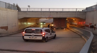 Çorum'da köprünün altına sıkışan kamyon lastik basıncı düşürülerek kurtarıldı