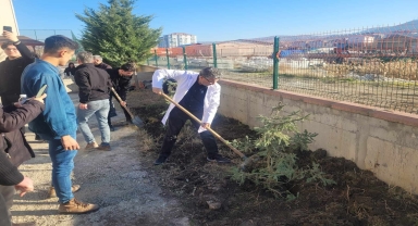 Çorum'da öğrenciler 12 şehit için 12 fidan dikti