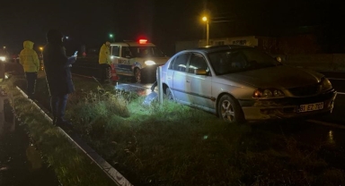 Düzce'de bariyere çarpan otomobilin arka lastiği yerinden çıktı