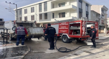 Düzce'de çöp konteynerinde çıkan yangını itfaiye söndürdü