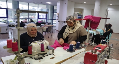 Düzce'de kursiyerler dikiş makinelerini Filistinli kadın ve çocuklar için çalıştırıyor