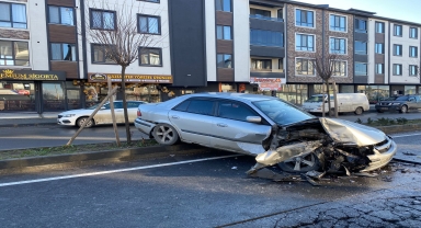 Düzce'de tır ile çarpışan otomobilin sürücüsü yaralandı