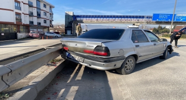 Düzce'de tıra çarpan otomobildeki 2 kişi yaralandı