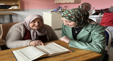 Espiye'de kadınlar Köy Yaşam Merkezindeki kursta Kur'an-ı Kerim öğreniyor