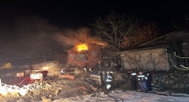 Gerede'de 3 katlı evde çıkan yangın söndürüldü