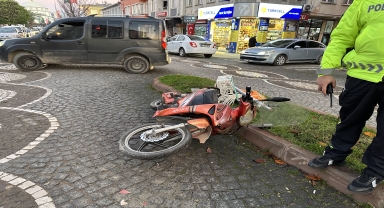 Gerze'de otomobille çarpışan elektrikli motosikletin sürücüsü yaralandı