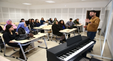 Giresun'da üniversite özlemi yaşayan 10 kadın üniversitelilerle derse girdi