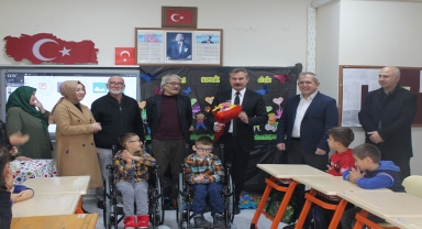 Havza'da eğitim gören iki özel öğrenciye tekerlekli sandalye hediye edildi