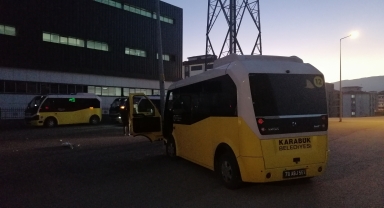 Karabük'te aydınlatma direğine çarpan minibüsteki yolcu yaralandı