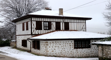 Karabük'te kar ve şiddetli rüzgar etkili oldu