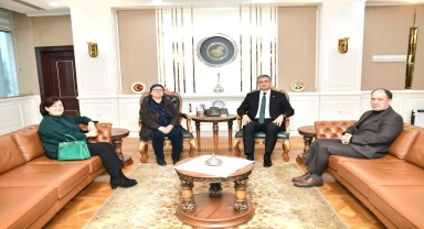 Karabük Valisi Yavuz, şehit öğretmen Şenay Aybüke Yalçın'ın ailesini ağırladı