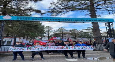 Ladik'te öğrencilerden Gazze'ye destek yürüyüşü
