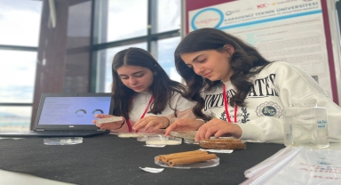 Lise öğrencileri, çay fabrikası atıklarından biyobozunur plastik üretti