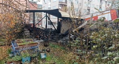 Niksar'da odunluk yangını hasara yol açtı