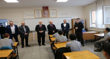 Of Kaymakamı Demirer ortaokulda incelemelerde bulundu
