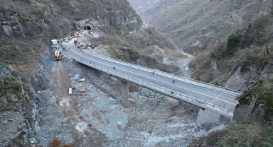 Ordu'da heyelan nedeniyle kapanan Karadeniz-Akdeniz yolu yeniden ulaşıma açıldı