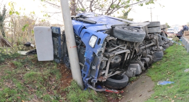 Ordu'da sunta yüklü tır sulama kanalına devrildi
