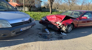Samsun'da hafif ticari araç ile otomobilin çarpıştığı kazada 2 kişi yaralandı