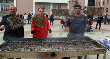 Sinop'ta şenlikte öğrencilere bir ton hamsi ikram edildi