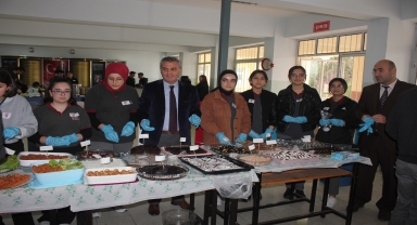 Suluova'da lise öğrencileri Filistinli çocuklar için kermes düzenledi