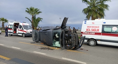 Trabzon'da hafif ticari aracın bariyerlere çarptığı kazada 2 kişi yaralandı