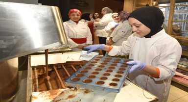 Trabzon'da öğrenciler çikolatanın yapımını öğreniyor