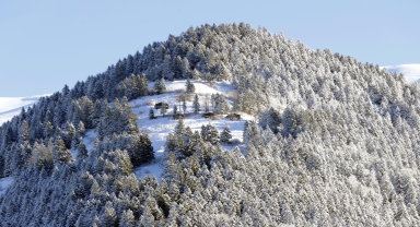 Ünlü turizm merkezi Uzungöl karla kaplandı