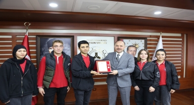 Vali Serdengeçti, Türk Silahlı Kuvvetleri için bağış yapan öğrencileri ödüllendirdi
