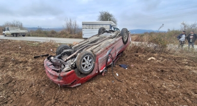 Vezirköprü'de devrilen otomobildeki 2 kişi yaralı