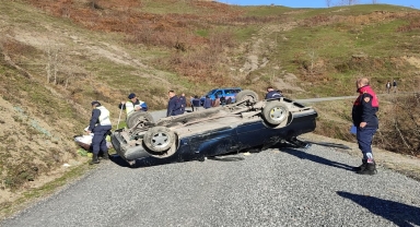 Zonguldak'ta devrilen otomobilin sürücüsü öldü, 2 kişi yaralandı