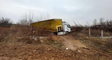 Amasya'da tarlaya giren tırın sürücüsü yaralandı