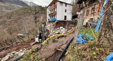 Artvin'de heyelan nedeniyle yıkılma tehlikesi bulunan bina boşaltıldı
