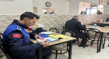 Bafra'da zabıta ekiplerinden fiyat listesi denetimi