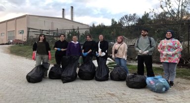Bolu'da üniversite öğrencileri kampüste çevre temizliği yaptı