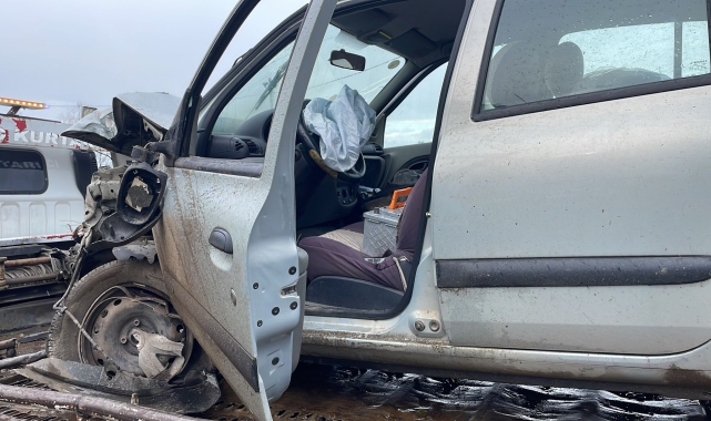 Çarşamba'da ağaca çarpan otomobilin sürücüsü yaralandı