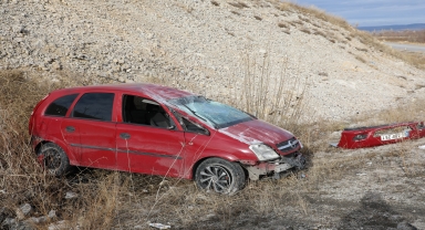 Çorum'da otomobil şarampole devrildi, 2 kişi yaralandı