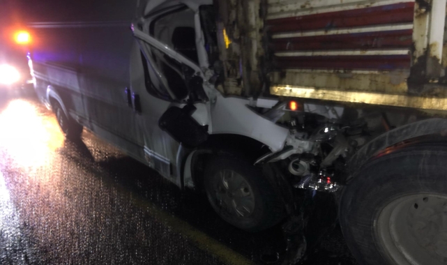 Düzce'de tıra çarpan kamyonetin sürücüsü yaralandı