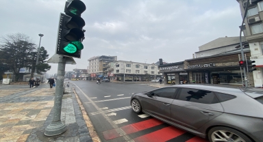 Düzce'de trafik lambalarındaki yeşil ışıklar,