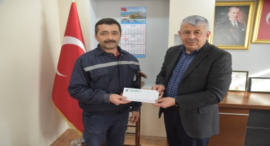 Espiye Belediye Başkanı Karadere, örnek davranış sergileyen işçiye ödül verdi