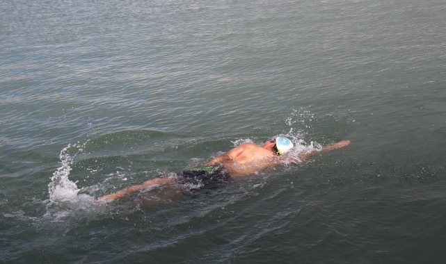 Gezmek için geldiği Ordu'da soğuk havaya rağmen denize girdi