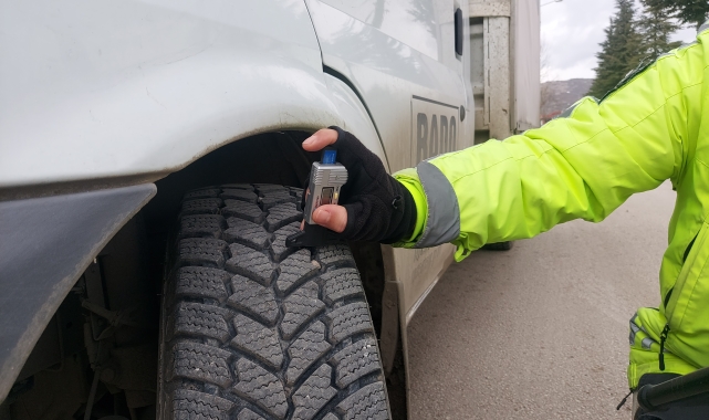 Gümüşhacıköy'de "zorunlu kış lastiği" denetimi yapıldı