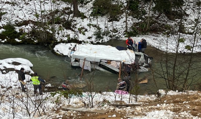 Gümüşhane'de dereye yuvarlanan minibüsün sürücüsü yaralandı