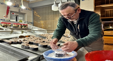 Karadeniz'de avlanan torikler, tuzlanarak kavanozlarda satışa sunuldu