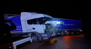 Mudurnu'da bariyere çarpan tır sürücüsü yaralandı