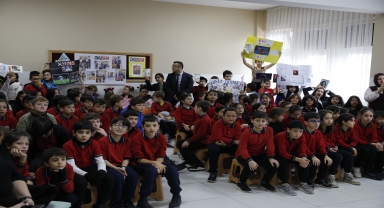 Öğrenciler, okudukları kitaplardaki kişileri kıyafetlerini giyerek anlattı