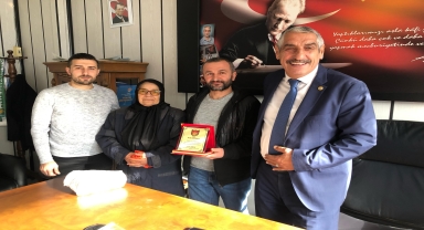 Rize'de dolmuş şoförü aracında unutulan çantayı sahibine teslim etti