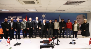 Samsun'da AK Parti'ye katılan 12 kişiye parti rozeti takıldı