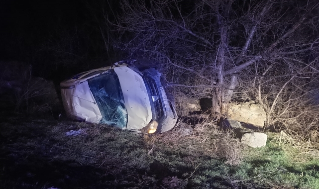 Tokat'ta devrilen otomobildeki 2 kişi yaralandı