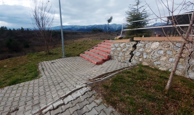 Toprak kaymasında çocuk parkı ve istinat duvarı zarar gördü